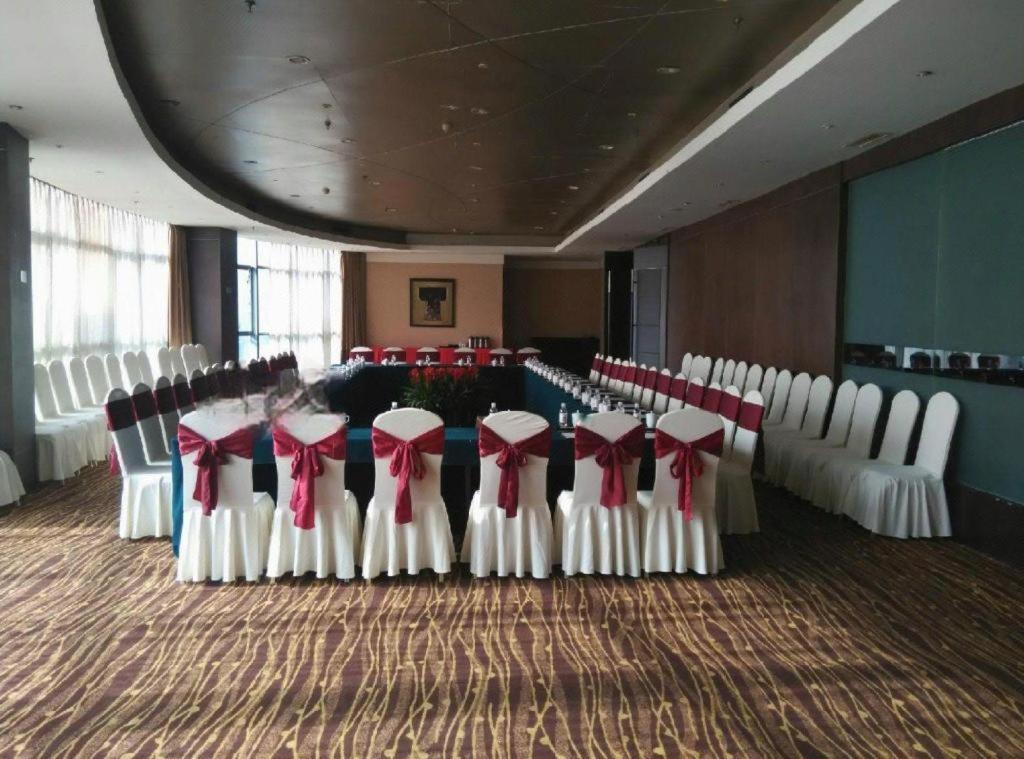 Qingdao Royal Garden Hotel Exterior foto